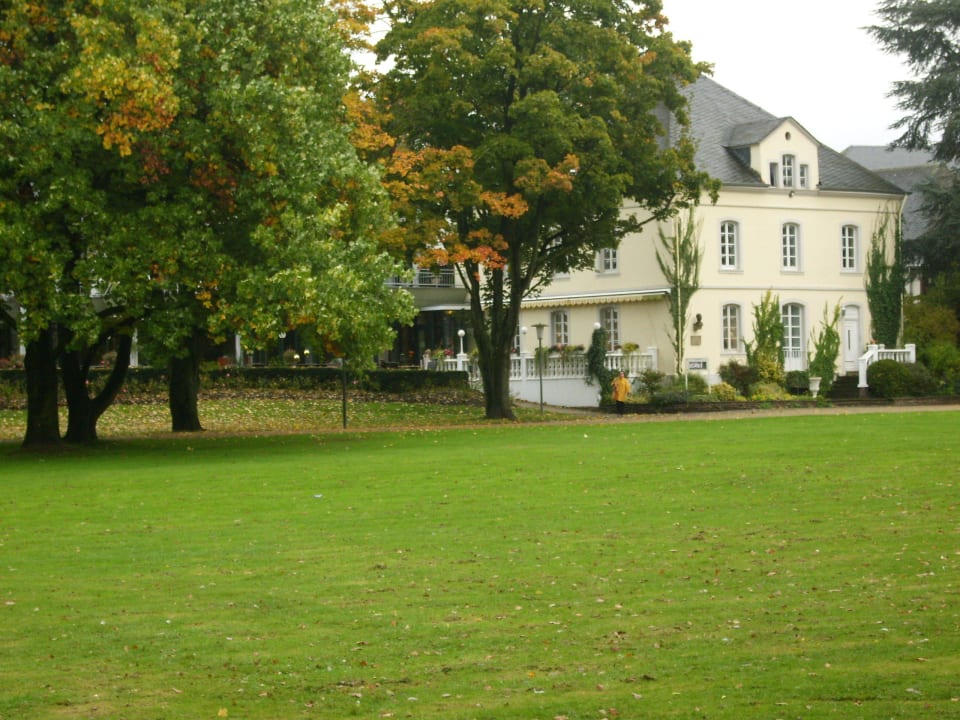 Das Hotel im herbstlichen Park Nells Park Hotel