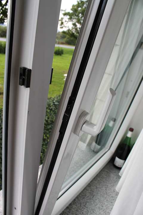 Zimmer- Ausstattung /neue Fenster Hotel Nord