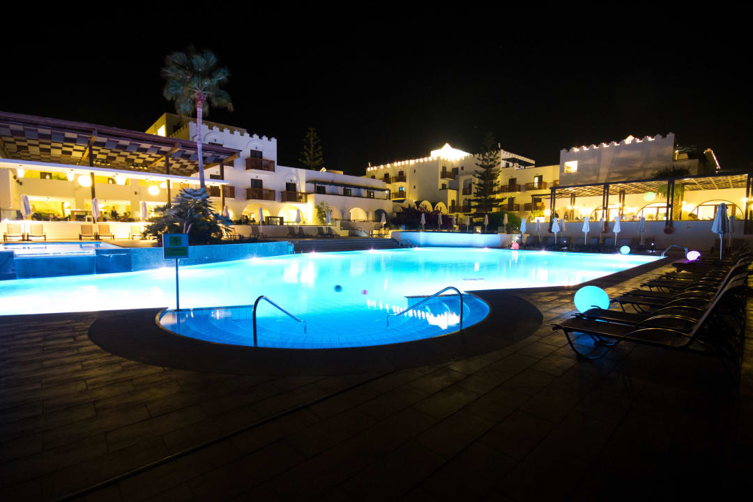 Oceanis Beach Resort bei Nacht TUI BLUE Oceanis Beach and Spa Resort