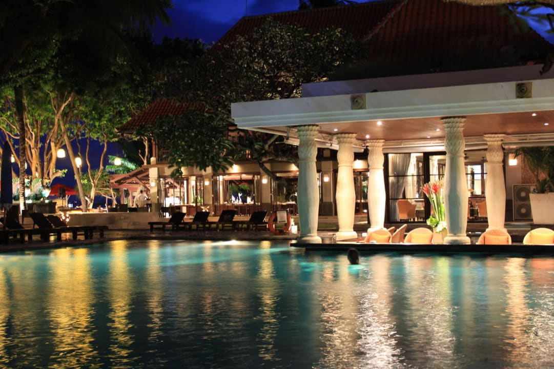 Poolszene am Abend Puri Santrian