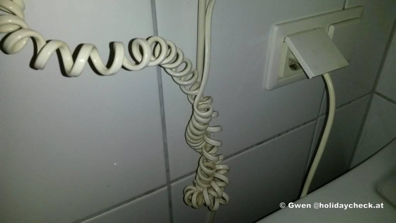 Bad - schmutziges Kabel von Fön Hotel Via Roma