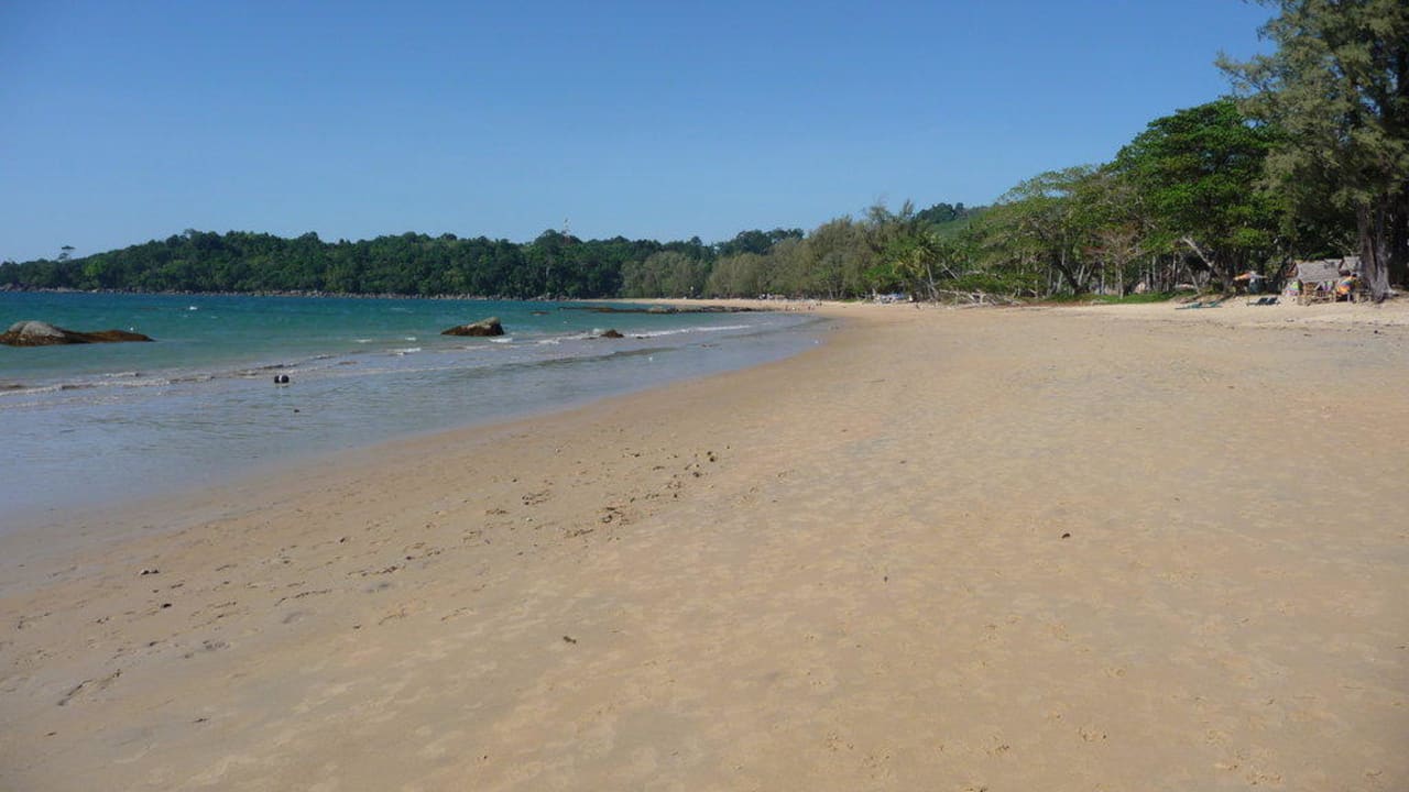 Strand nach rechts vor dem Hotel Khao Lak Merlin Resort