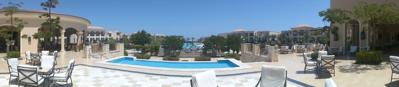 Vor der Lobby JAZ Aquamarine Resort