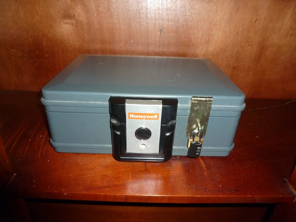 Safe im Zimmer Hotel El Almirante