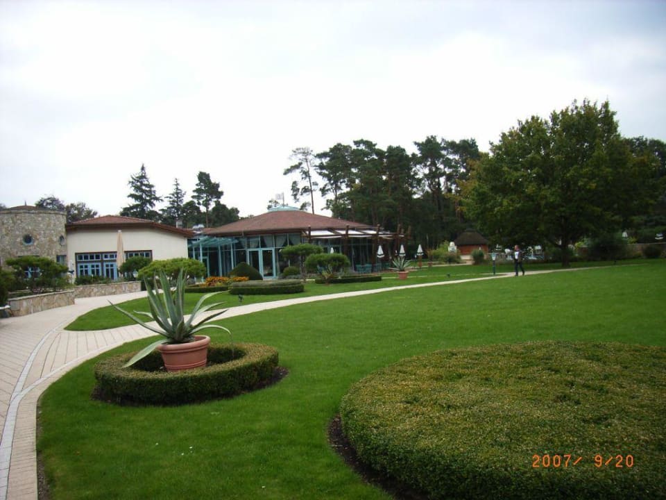 Außenanlage mit Blick zum Restaurant Hotel Bernstein Prerow