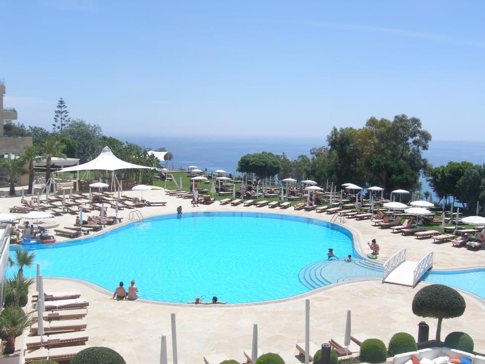 Schöner Blick über die Bay und den Pool Hotel Grecian Park
