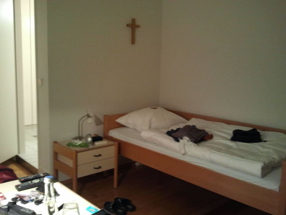 Einfaches sauberes Zimmer Bildungshaus St. Bernhard