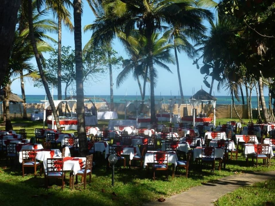 Das Barbecue wird vorbereitet Neptune Paradise Beach Resort & Spa