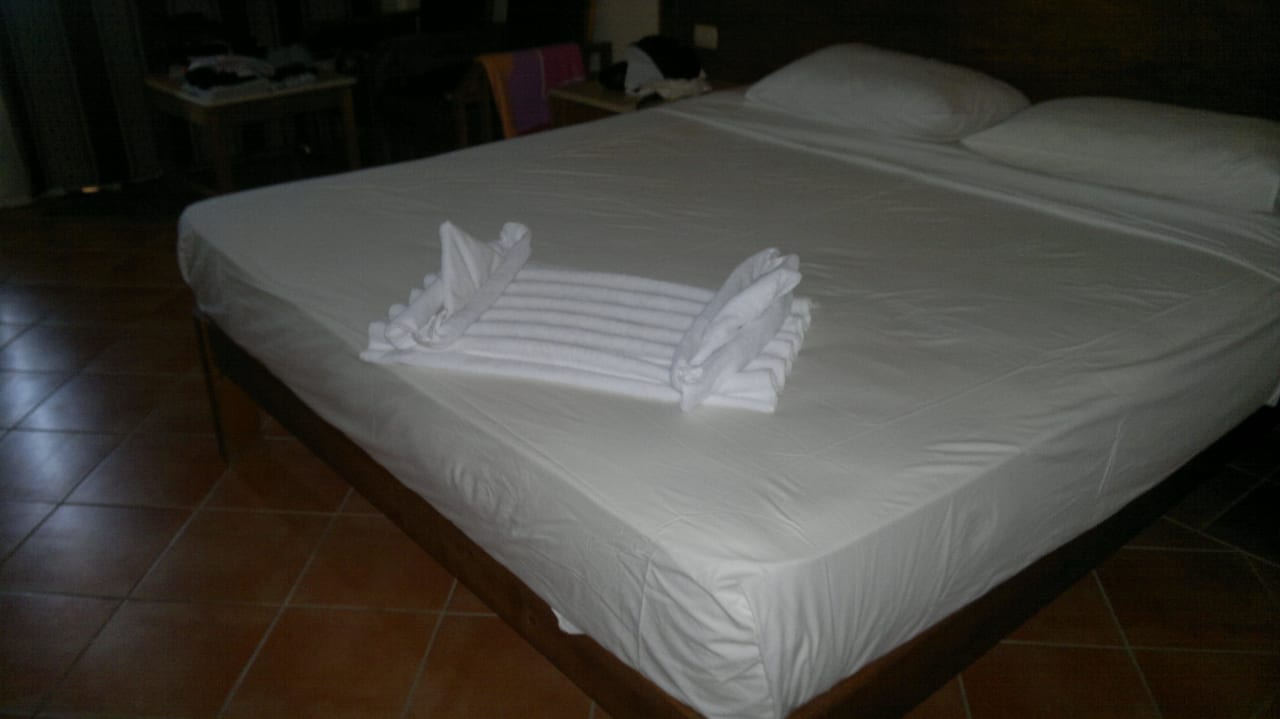 Figur auf dem Bett. Bliss Nada Beach Resort