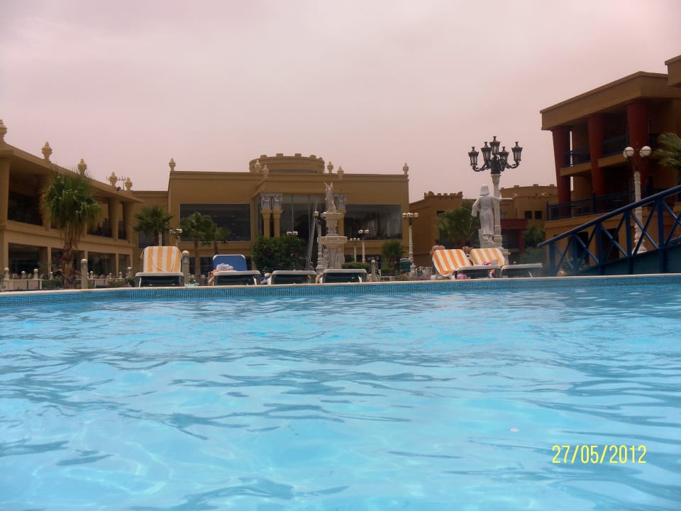 Widok z basenu na budynek hotelu Titanic Beach Spa & Aqua Park