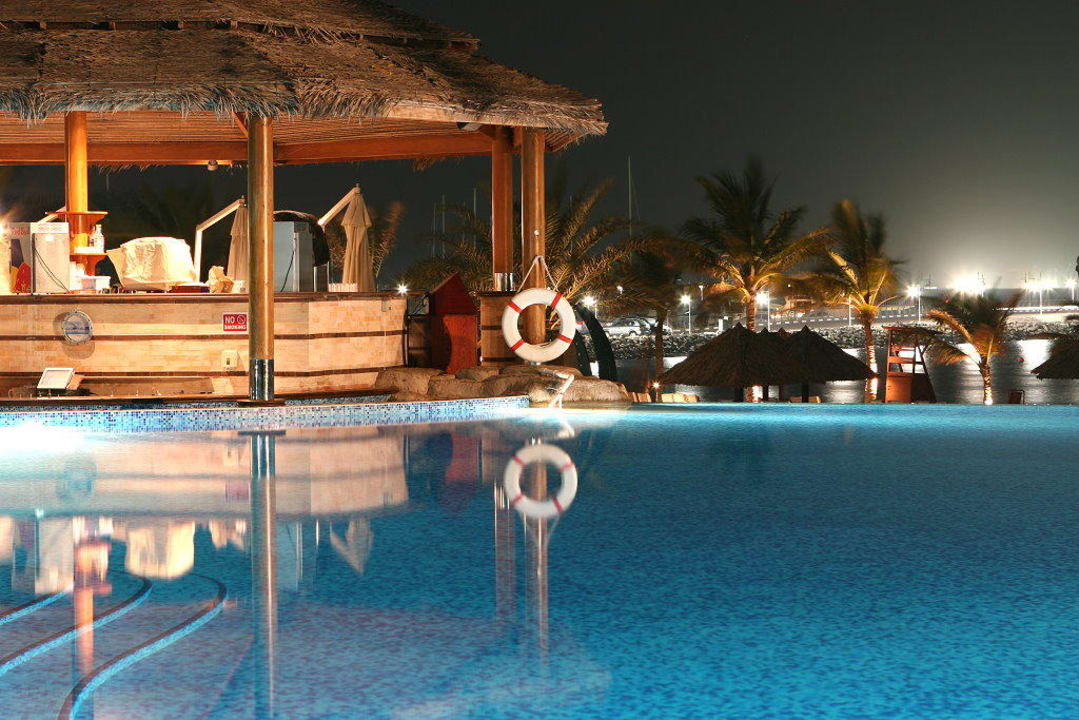 Pool bei Nacht Le Meridien Mina Seyahi Beach Resort & Waterpark