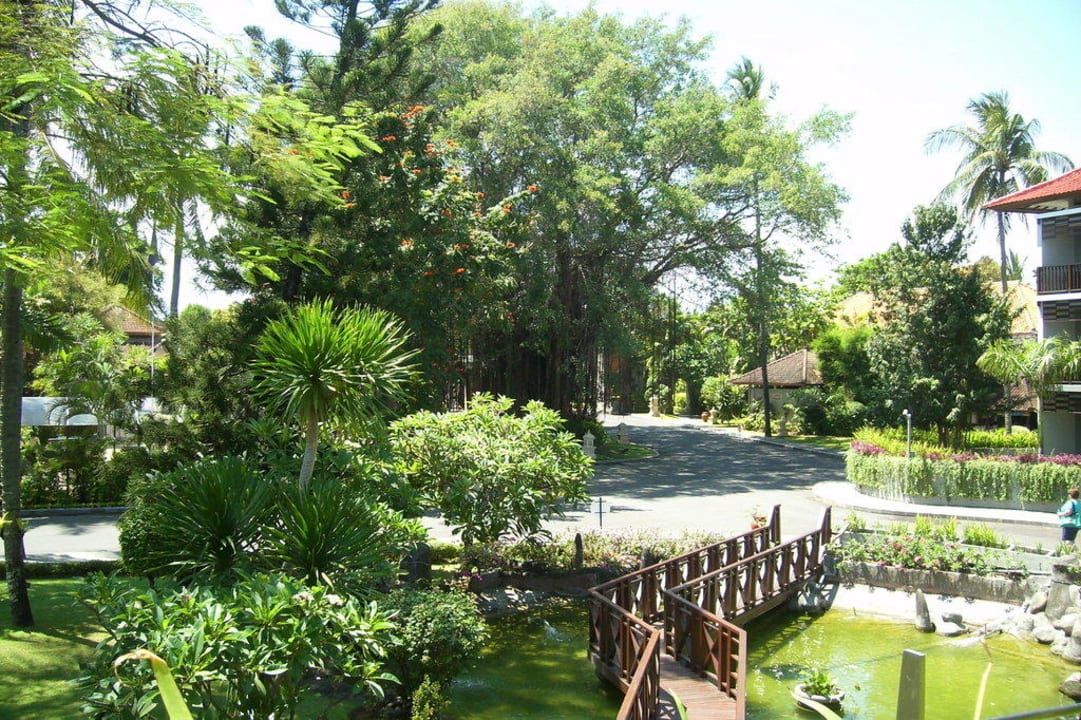 Ausgang zur Straße Bali Dynasty Resort