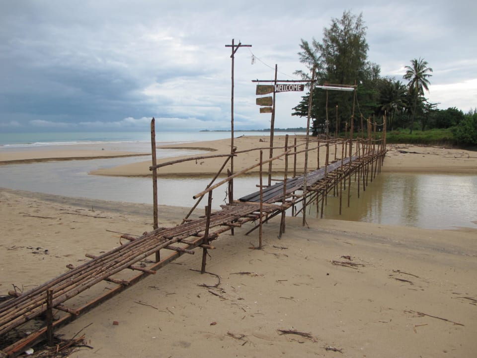 Weg zum Strandrestaurant ananea Beyond Khaolak