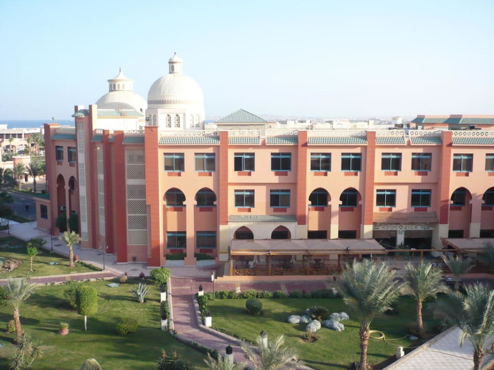 View of one of the buildings from the hotel Pickalbatros Aqua Park Resort - Hurghada