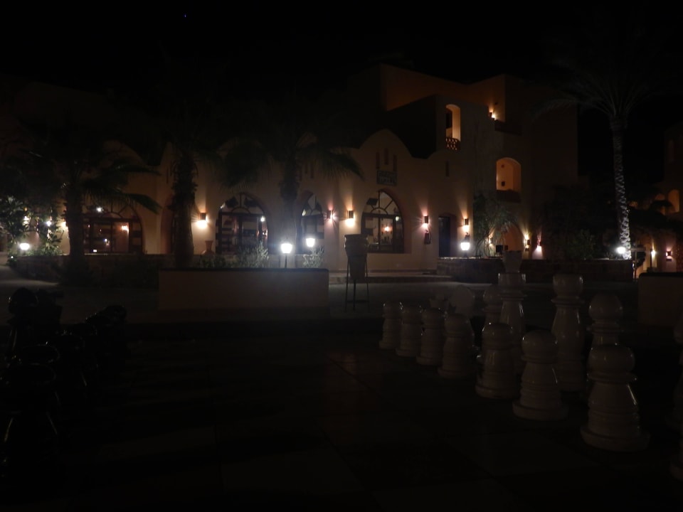 Eingang bei Nacht Steigenberger Coraya Beach - Adults only