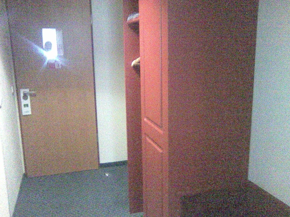 Kleiderschrank und Eingangstür (Zimmer 107) SORAT Hotel Brandenburg