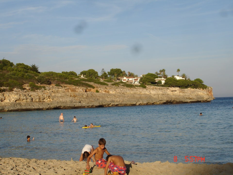 Cala Romantica, sehr schön, mit Liegen und Schirm. blau punta reina