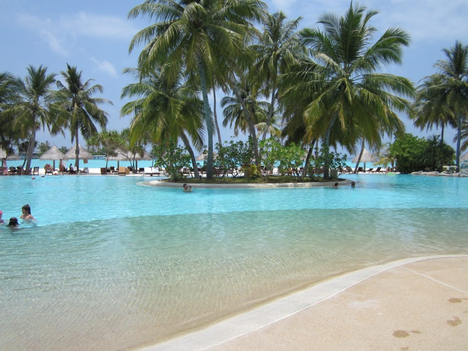 Pool und dahinter der Strand Villa Park Sun Island