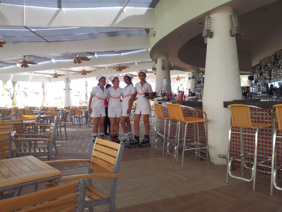Bedienungen an der Poolbar mit Rollerskates Hotel Delphin Imperial