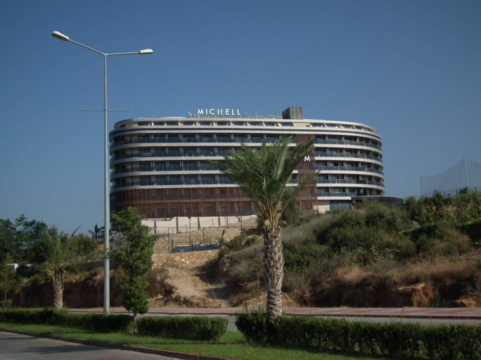 Widok z przystanku autobusowego Michell Hotel & Spa