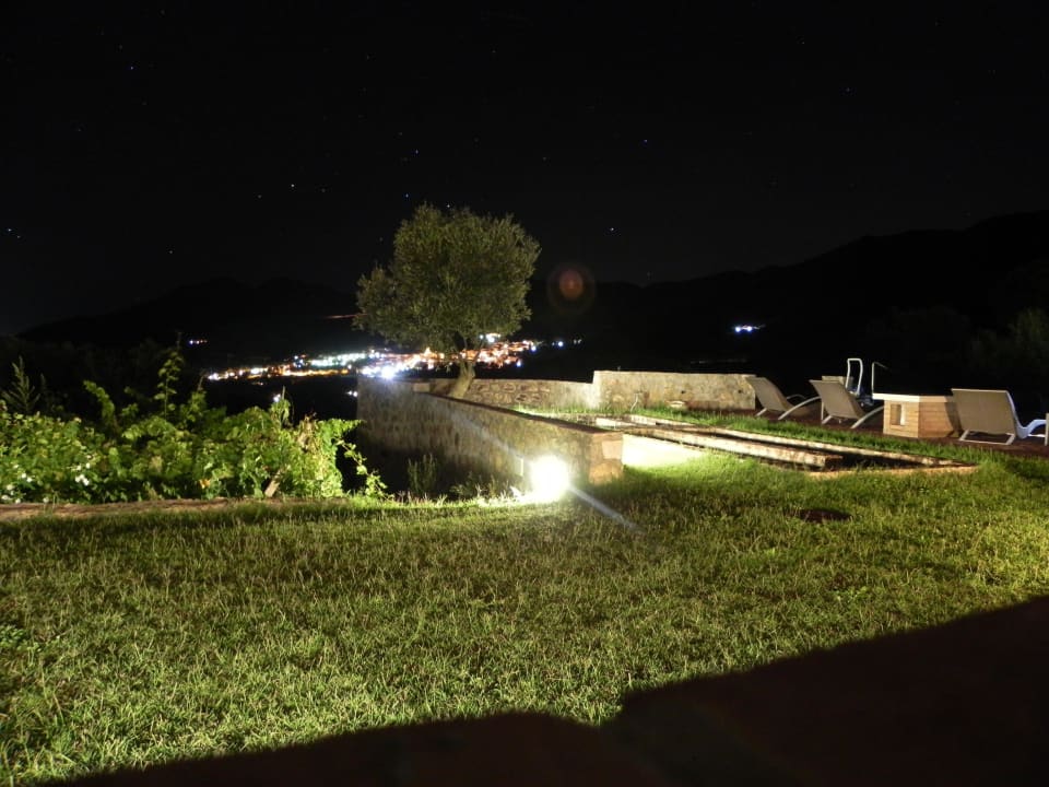 Blick auf Gartenanlage mit Kneippbecken Ferienwohnung Residence La Chiusa di Rio