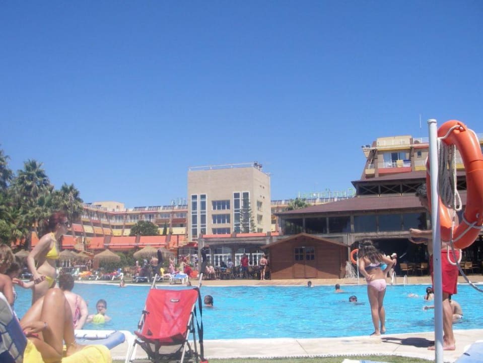 Poolblick mit Hotel im Hintergrund Ilunion Islantilla