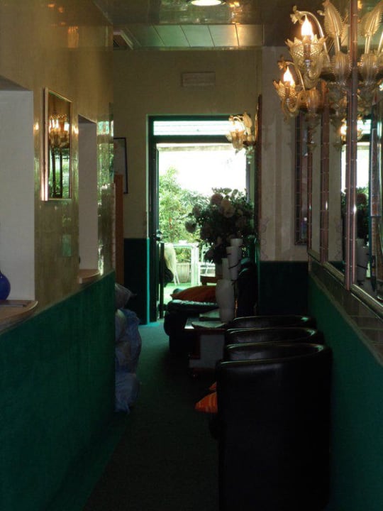 Gang in Richtung kleinem Außensitzbereich Hotel Atlantide