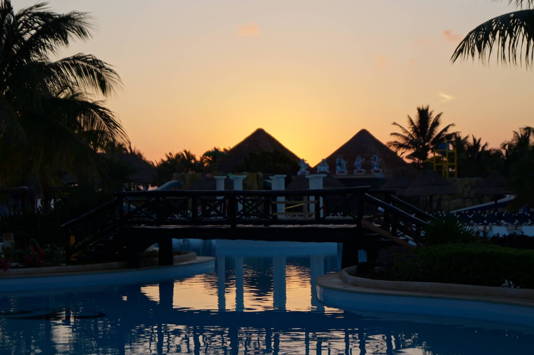 Pool bei Sonnenaufgang Grand Palladium Kantenah Resort & Spa