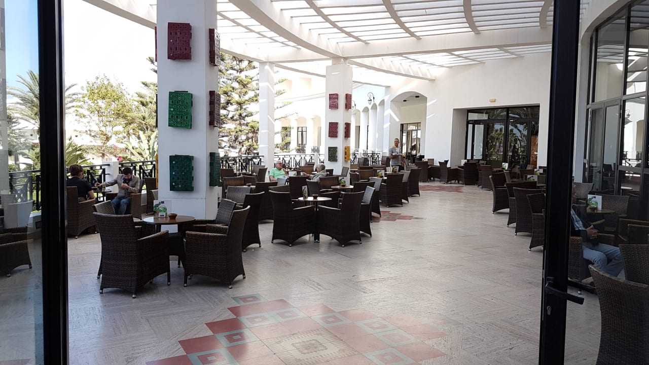 Terrassenbereich der Bar Iberostar Waves Founty Beach