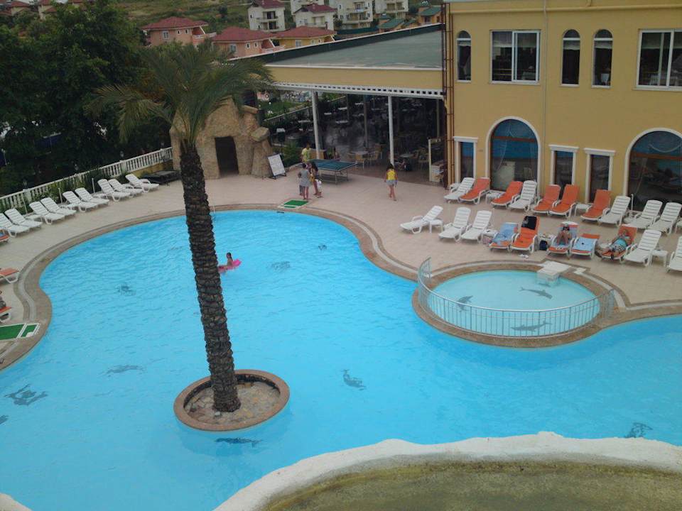 Вид на бассейн Larina Resort Spa & Hotel