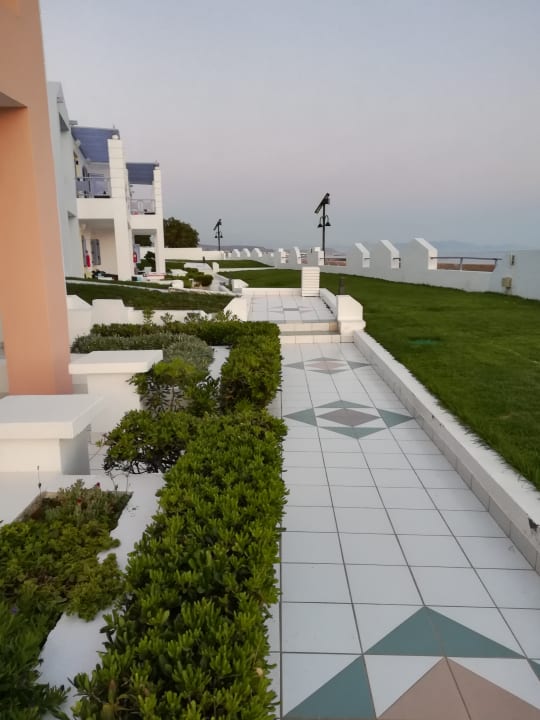 Weg zu den Häuschen  Hotel Serita Beach