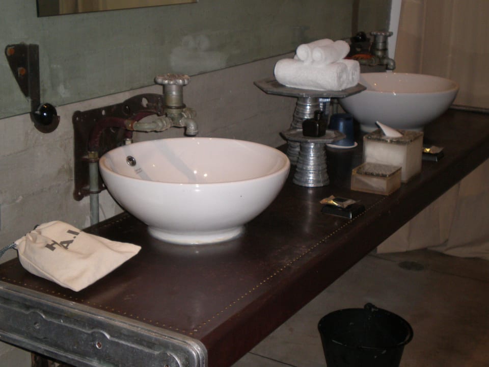 Bad. Die Badewanne steht auf der Terrasse. The Slate