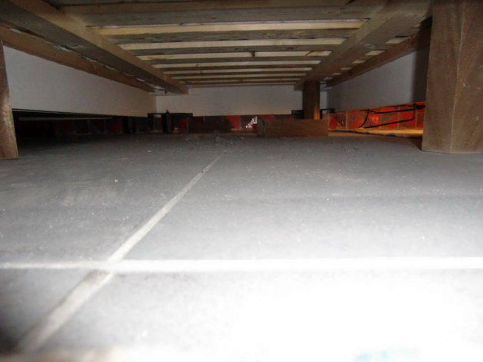 Staubflocken unterm Bett nach Zimmerreinigung Hotel El Mouradi Djerba Menzel