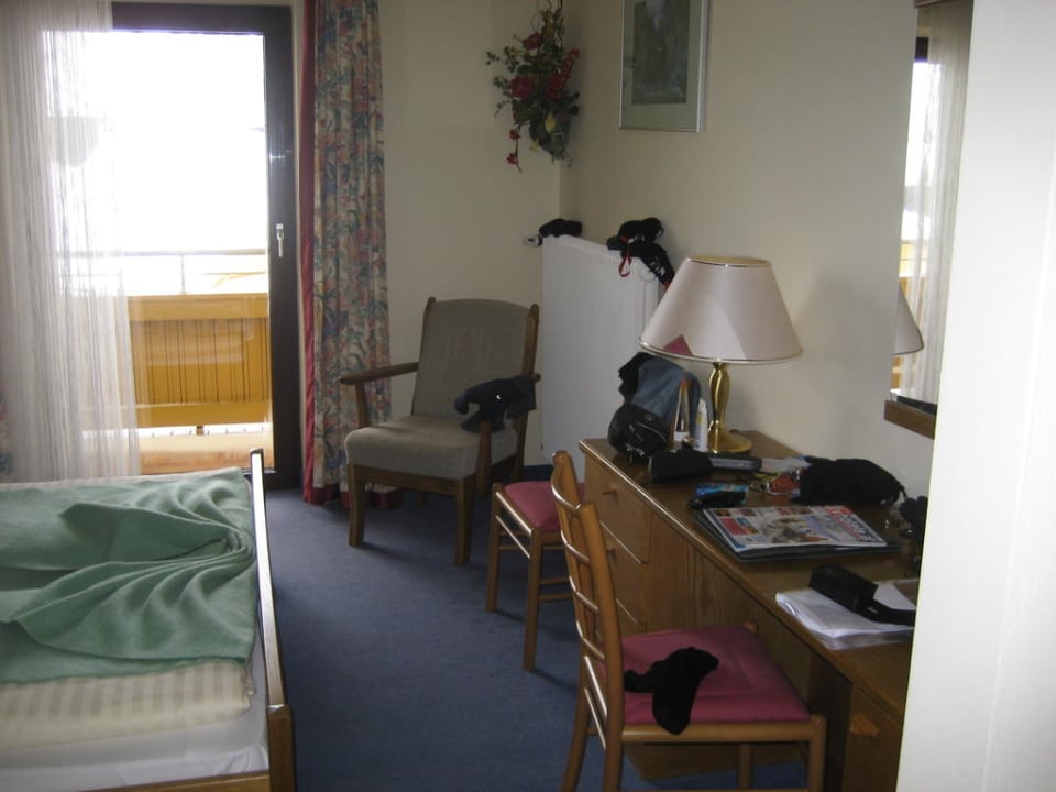 Blick vom Zimmerflur auf Zimmer und Balkon Hotel Mosermandl