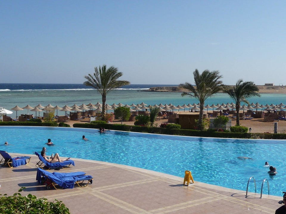 Beheizter Pool nahe Hauptrestaurant TUI MAGIC LIFE Kalawy