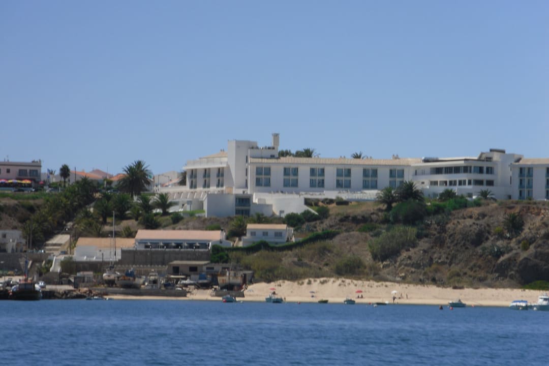 Blick auf das Hotel von der Hafeneinfahrt Memmo Baleeira Hotel
