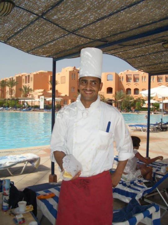 Netter Koch der den leckeren Kuchen verteilt. Jaz Makadi Oasis Resort