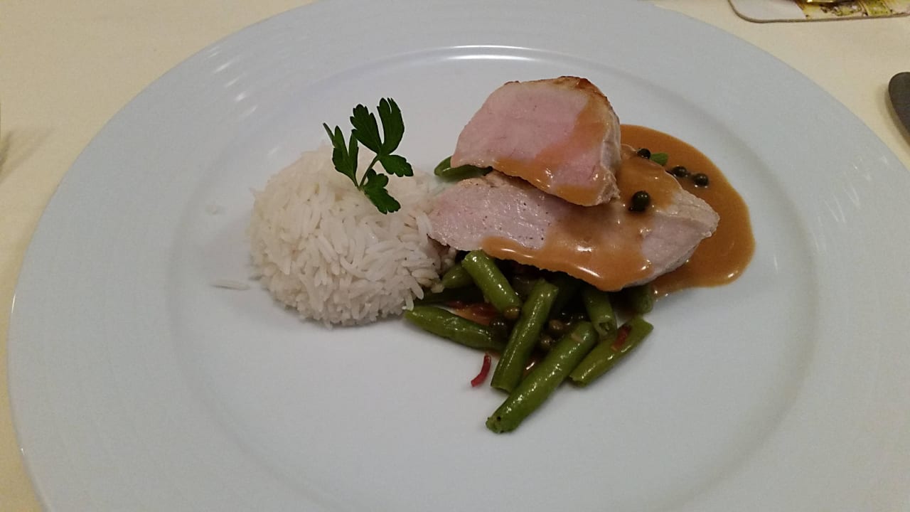 Schweinrückensteak auf Speck-Bohnen. (Hauptspeise) Vitalhotel Rainer