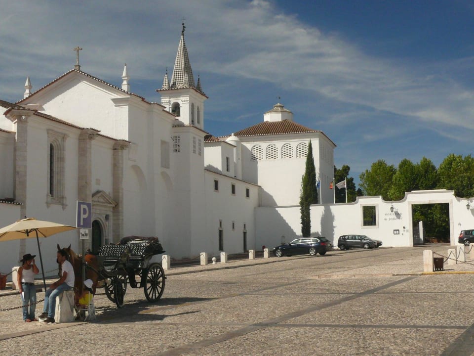 Zufahrt zum Eingangstor der Pousade (rechts) Pousada Convento Vila Viçosa