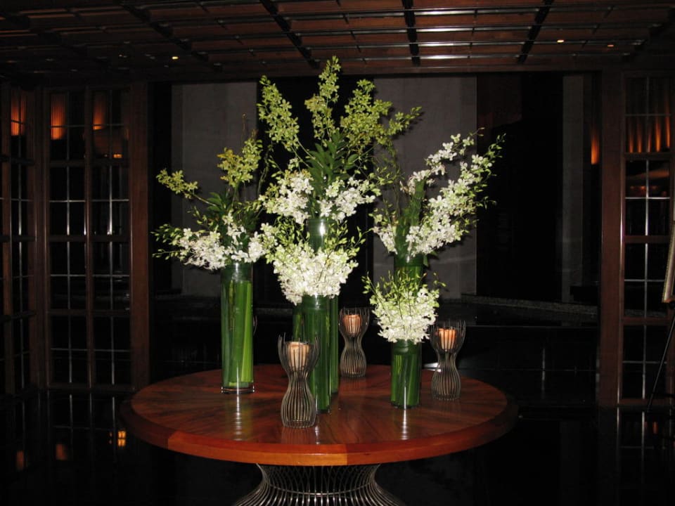 Blumenarrangement im Empfangsbereich Hotel Mandarin Oriental Singapore