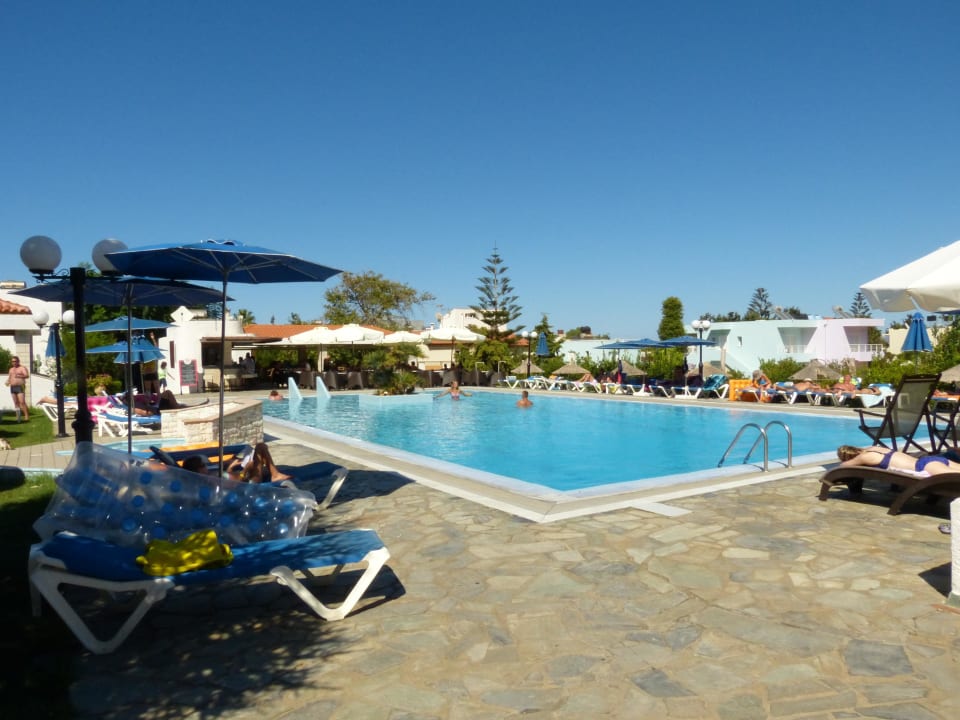 Blick auf den Pool und Poolbar Sentido Kyknos Beach Adults Only 16+