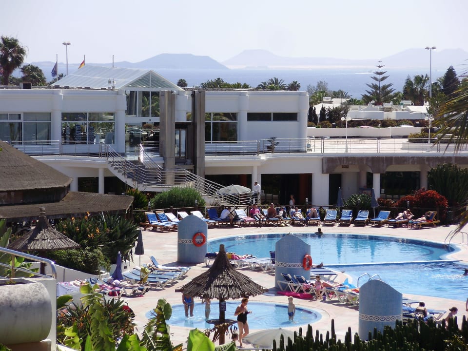 Geplegte Poolanlage Hotel HL Club Playa Blanca