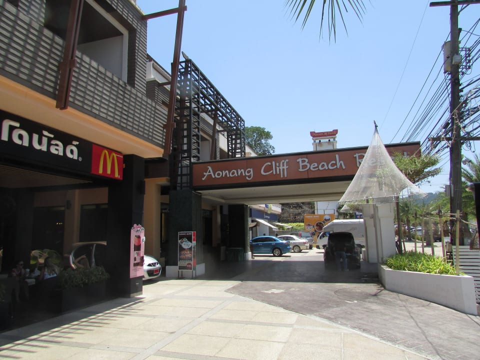 Hoteleingang Avani Ao Nang Cliff Krabi Resort