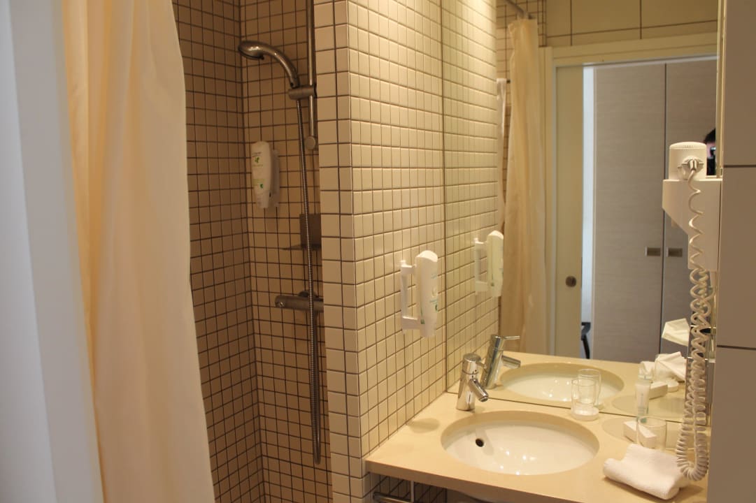 Standard-Zimmer .- Badezimmer Hilton Reykjavik Nordica