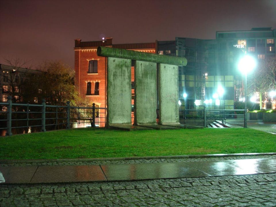 Mauerrest vor Hotel AMERON Berlin ABION Spreebogen Waterside