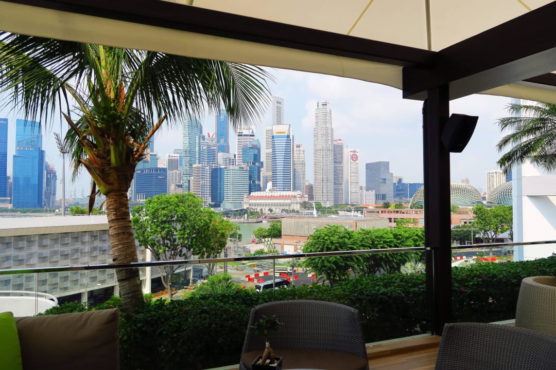 Poolbar und Raucherbereich Hotel Mandarin Oriental Singapore