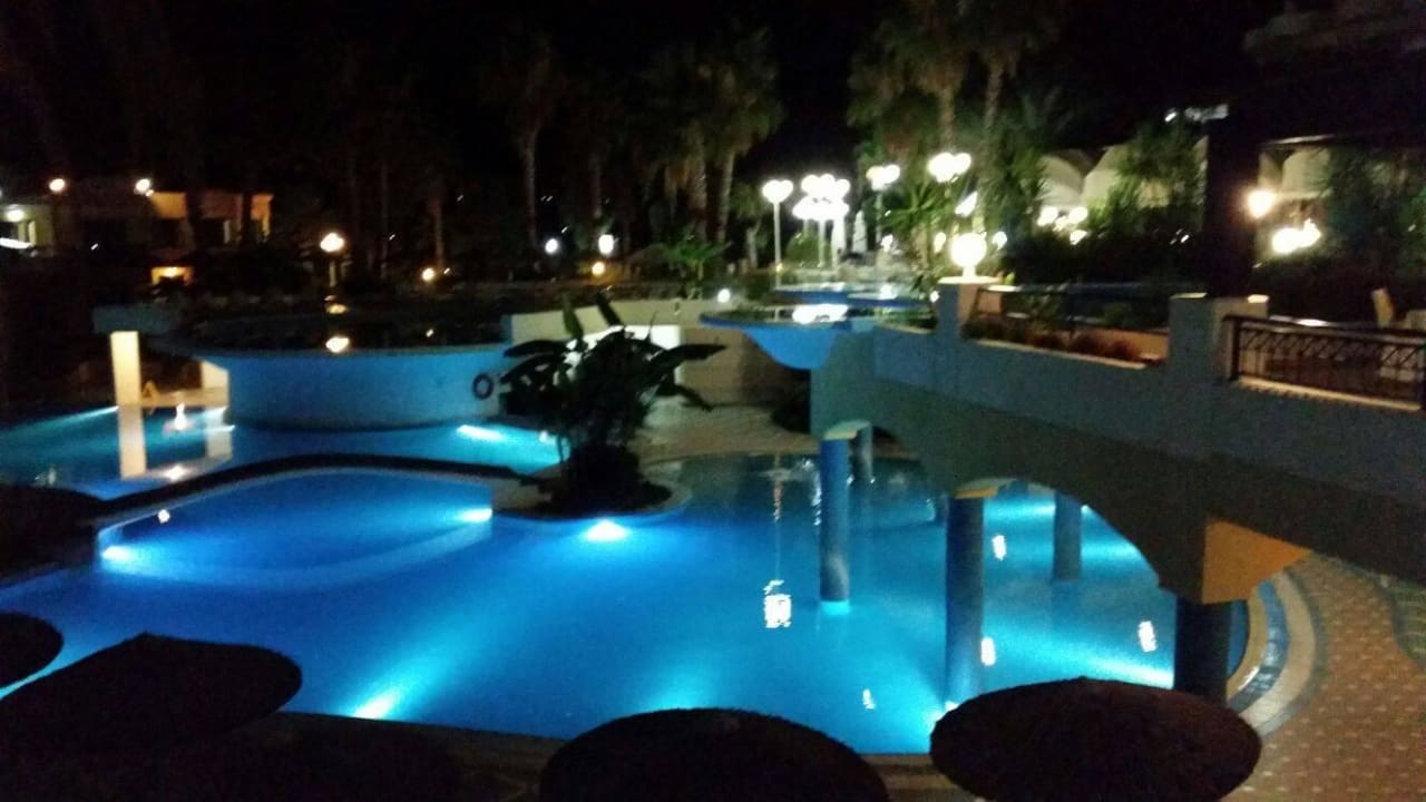 Poolanlage in der Nacht Atrium Palace Thalasso Spa Resort & Villas