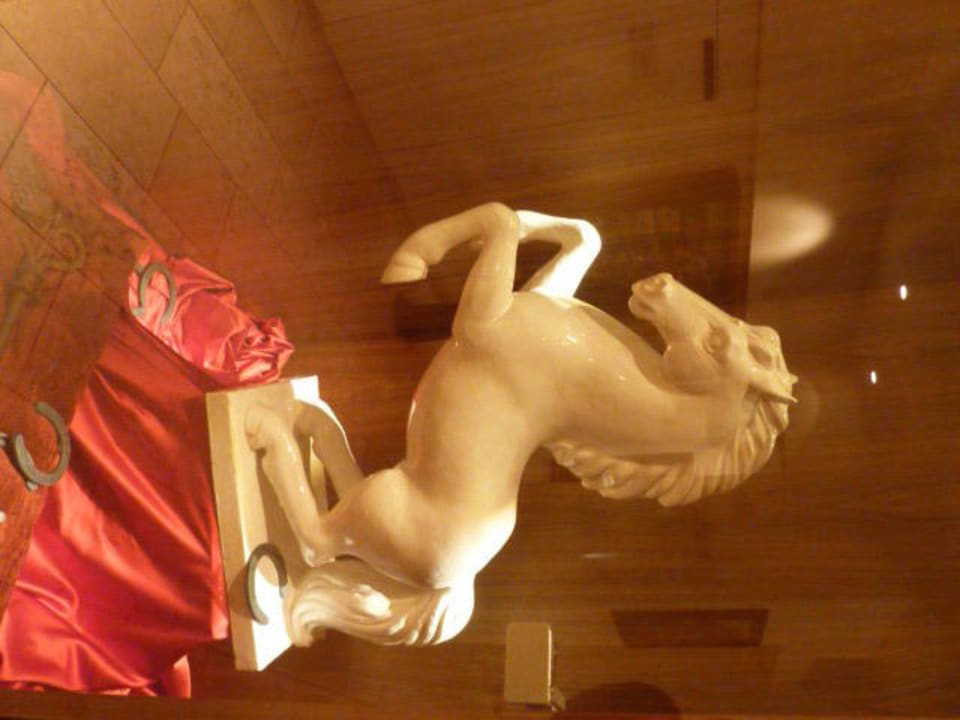 Weisses Rössl in Vitrine im Eingangsbereich Romantik Hotel Im Weissen Rössl
