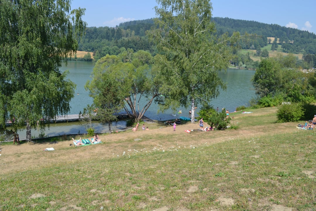 Blick auf einen der Stege und Liegebereich Feriendorf am Maltschacher See