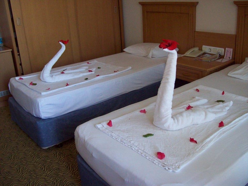 Die Betten mit Blüten geschmückt  Hotel Royal Garden Beach